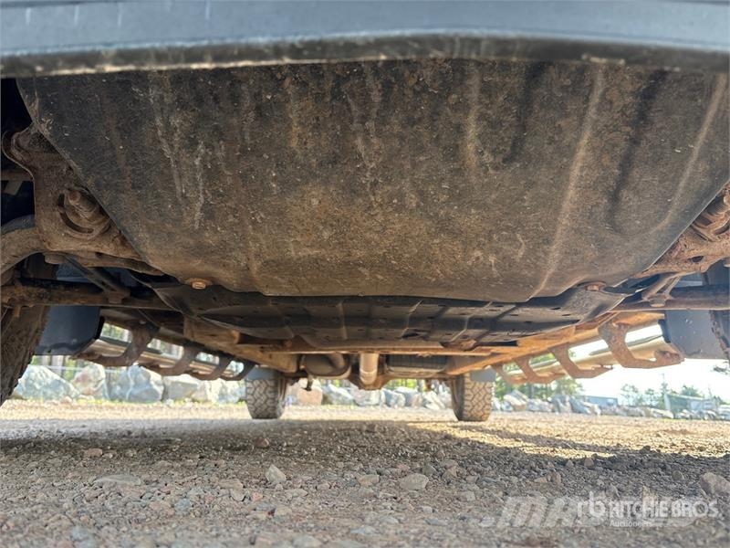 Chevrolet Silverado 1500 4x4 Crew Cab Pickup Outro