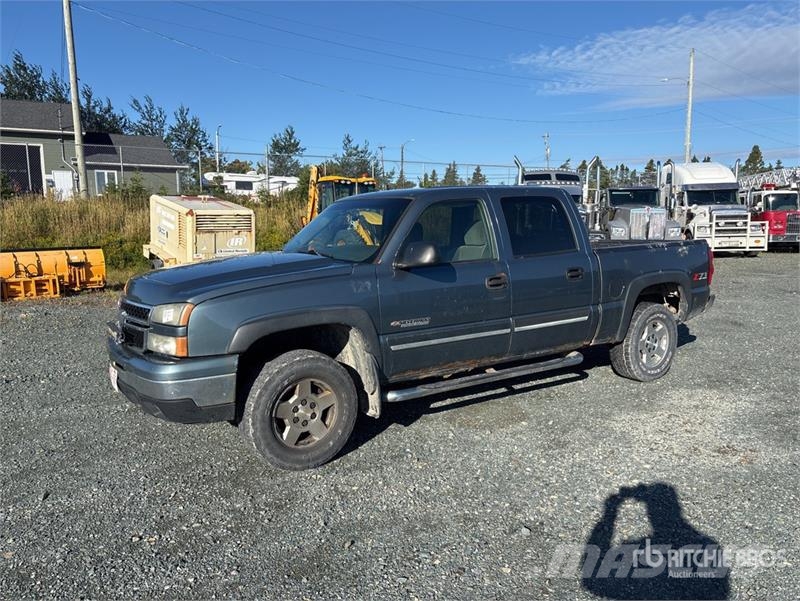 Chevrolet Silverado 1500 4x4 Crew Cab Pickup Egyéb