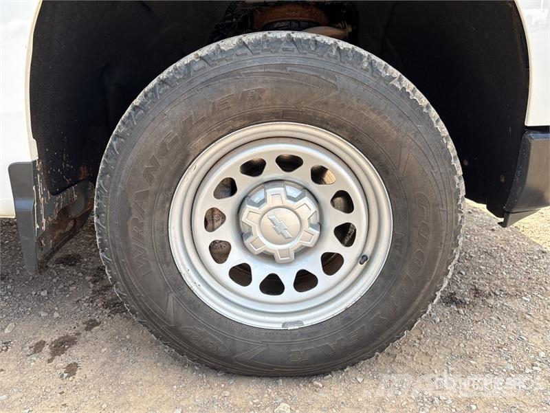 Chevrolet Silverado 1500 4x4 Pickup Outro