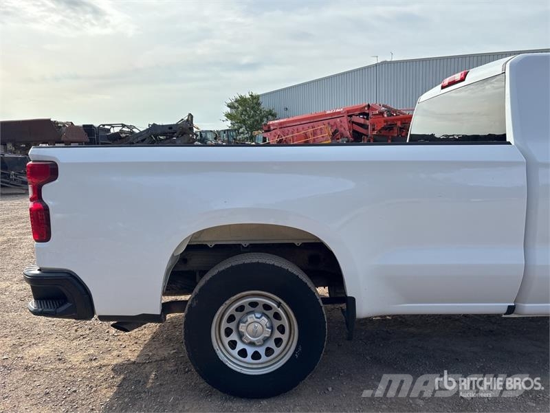 Chevrolet Silverado 1500 4x2 Pickup Outro