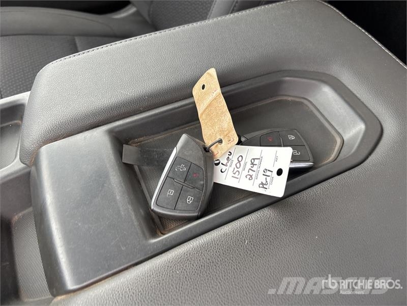 Chevrolet Silverado 1500 4x4 Pickup Outro