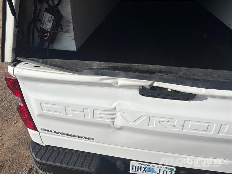 Chevrolet Silverado 1500 4x4 Pickup Outro