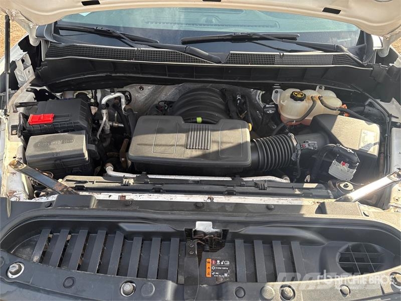 Chevrolet Silverado 1500 4x4 Crew Cab Pickup Outro
