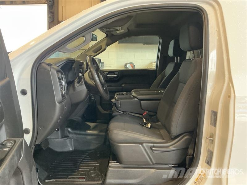 Chevrolet Silverado 1500 4x4 Pickup Outro