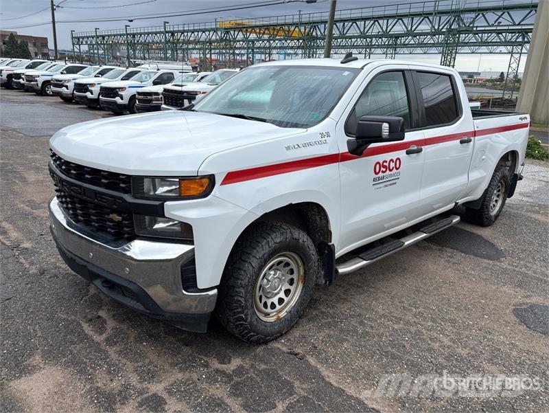 Chevrolet Silverado 1500 4x4 Crew Cab Pickup Outro