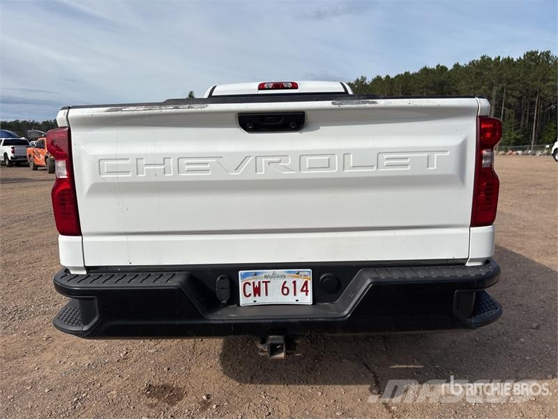 Chevrolet Silverado 1500 4x2 Pickup Outro