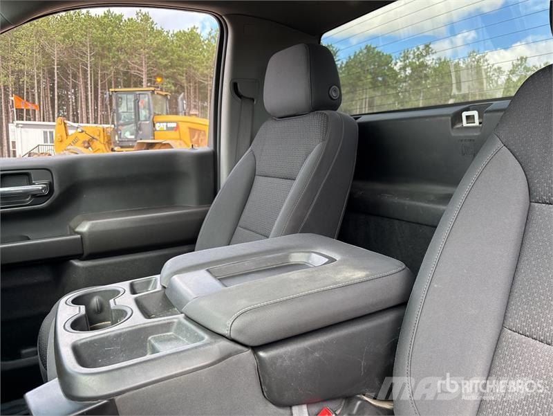 Chevrolet Silverado 1500 4x2 Pickup Outro