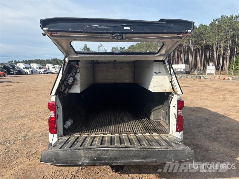 Chevrolet Silverado 1500 4x4 Pickup Outro