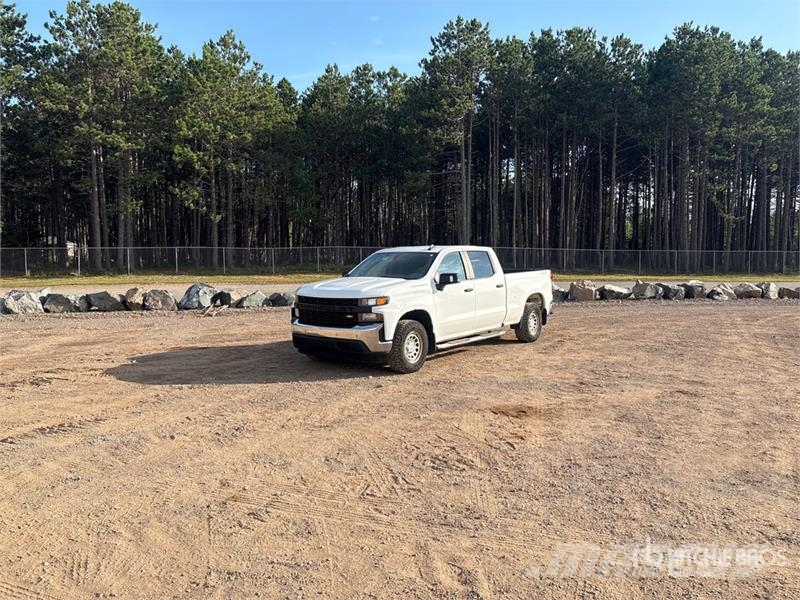 Chevrolet Silverado 1500 4x4 Crew Cab Pickup Outro