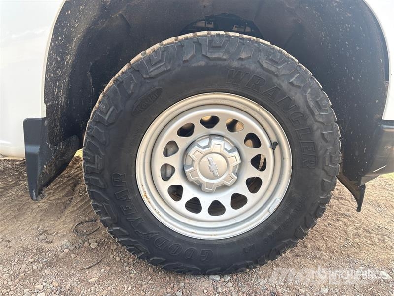 Chevrolet Silverado 1500 4x4 Pickup Outro
