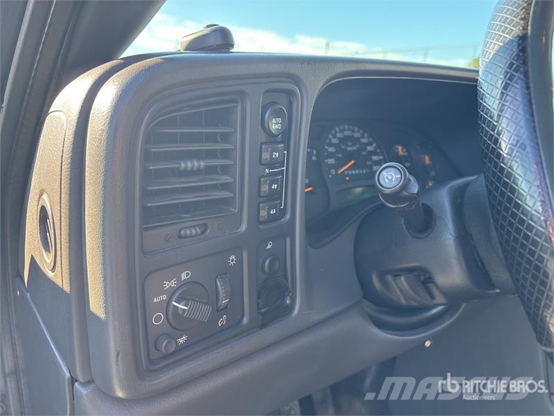 Chevrolet Silverado 1500 4x4 Crew Cab Pickup Egyéb