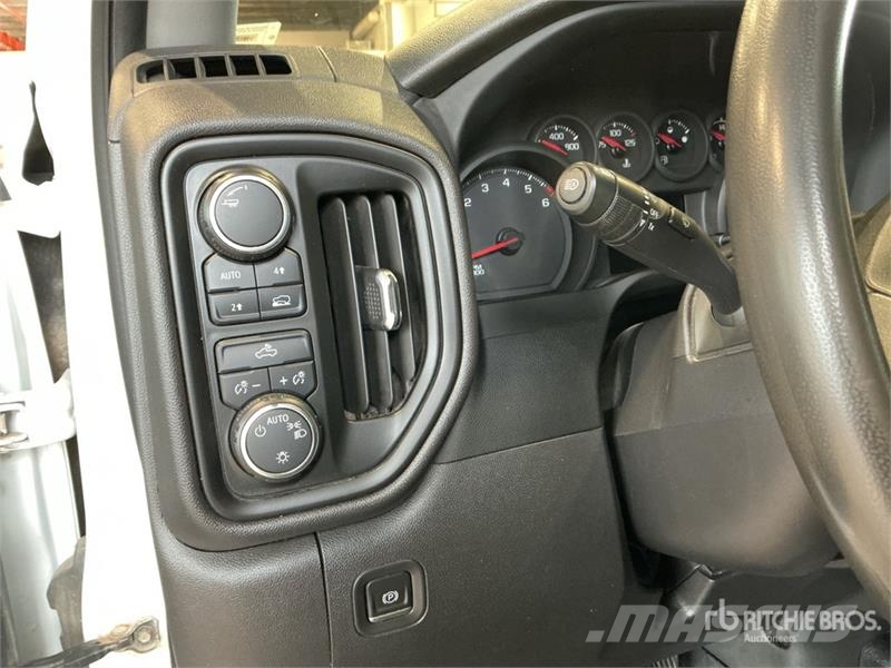 Chevrolet Silverado 1500 4x4 Pickup Outro