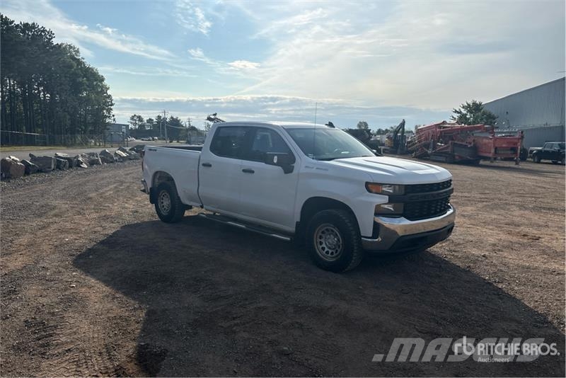 Chevrolet Silverado 1500 4x4 Crew Cab Pickup Outro