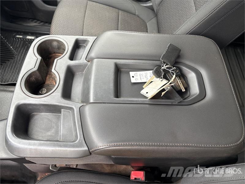 Chevrolet Silverado 1500 4x4 Crew Cab Pickup Outro