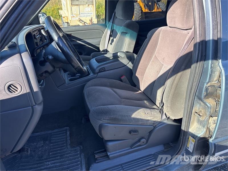 Chevrolet Silverado 1500 4x4 Crew Cab Pickup Egyéb