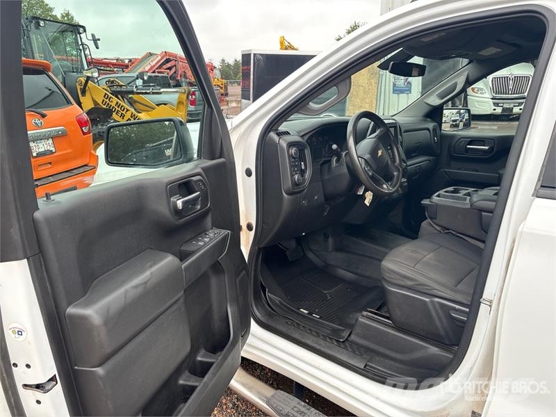Chevrolet Silverado 1500 4x4 Crew Cab Pickup Outro