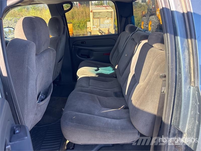Chevrolet Silverado 1500 4x4 Crew Cab Pickup Egyéb