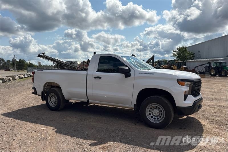 Chevrolet Silverado 1500 4x4 Pickup Outro