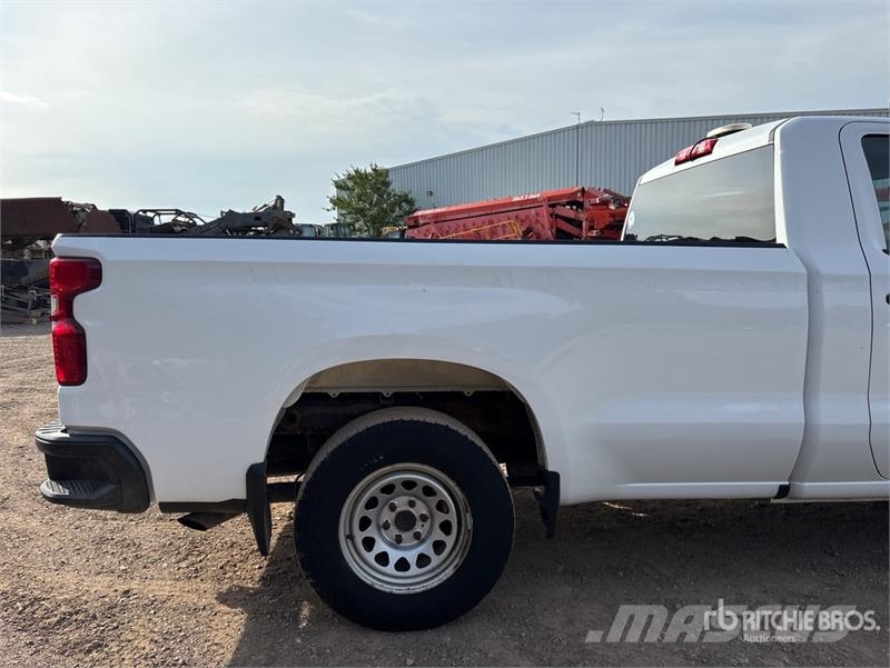 Chevrolet Silverado 1500 4x2 Pickup Outro