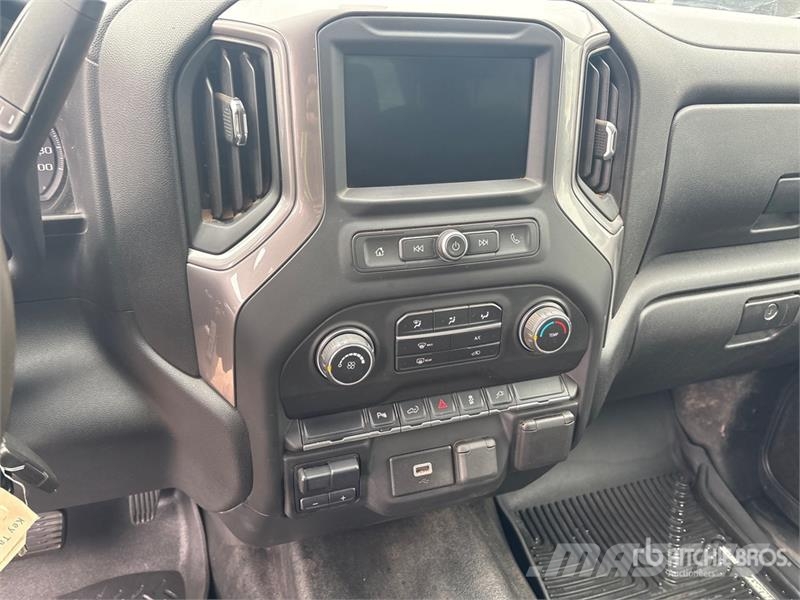 Chevrolet Silverado 1500 4x4 Crew Cab Pickup Outro