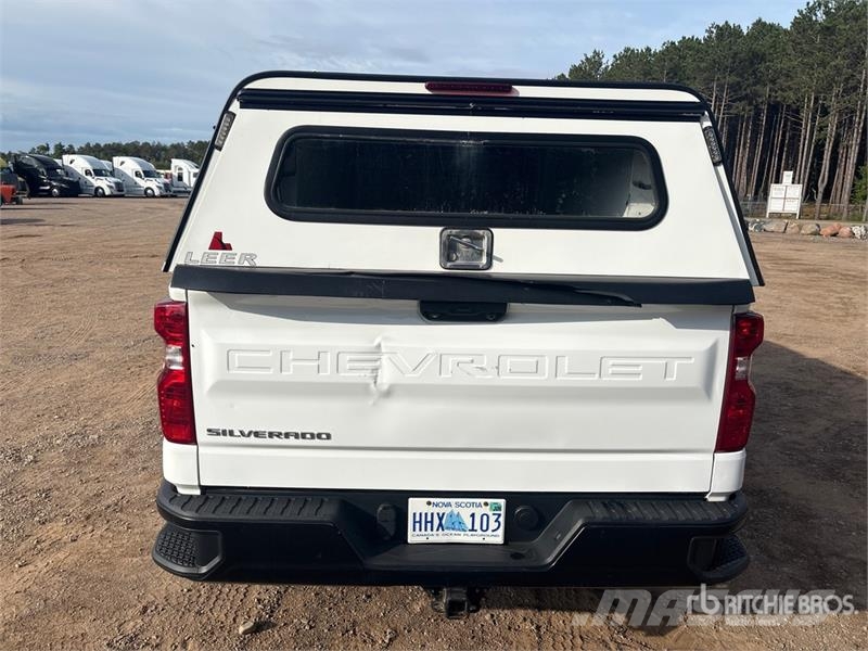 Chevrolet Silverado 1500 4x4 Pickup Outro