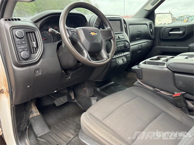Chevrolet Silverado 1500 4x4 Pickup Outro