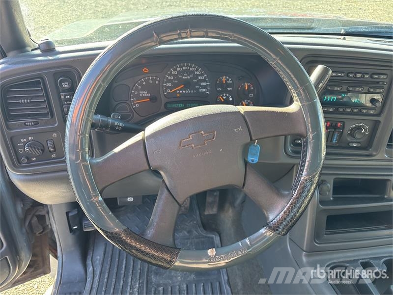 Chevrolet Silverado 1500 4x4 Crew Cab Pickup Egyéb