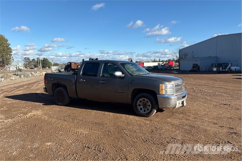 Chevrolet Silverado 1500 LS 4x4 Crew Cab Pickup أخرى