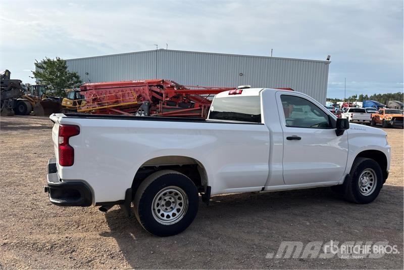 Chevrolet Silverado 1500 4x2 Pickup Outro