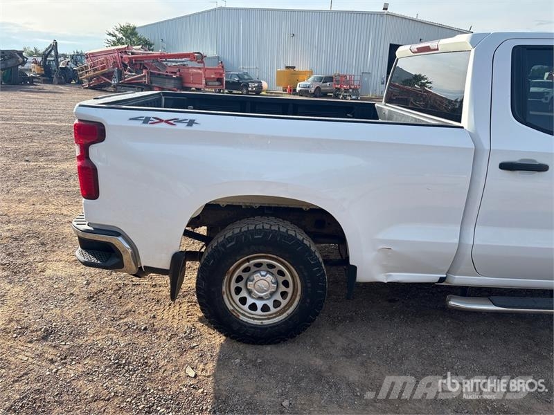 Chevrolet Silverado 1500 4x4 Crew Cab Pickup Outro