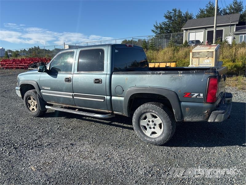 Chevrolet Silverado 1500 4x4 Crew Cab Pickup Egyéb