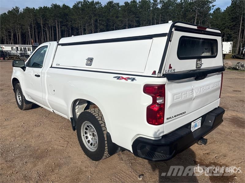 Chevrolet Silverado 1500 4x4 Pickup Outro