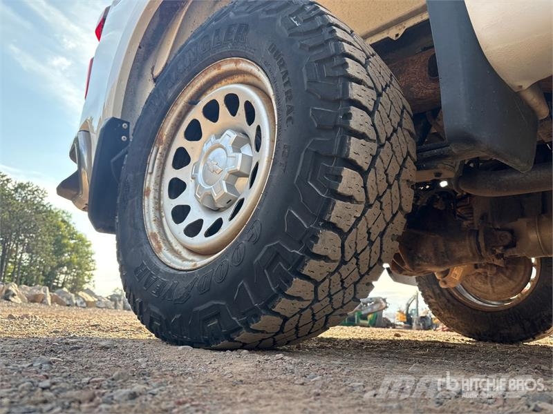 Chevrolet Silverado 1500 4x4 Crew Cab Pickup Outro
