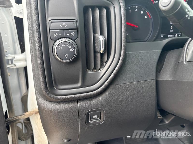 Chevrolet Silverado 1500 4x2 Pickup Outro
