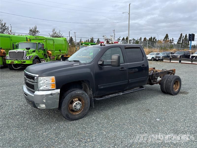 Chevrolet Silverado 3500HD 4x4 Crew Cab Cab and Chassis Cabins and interior