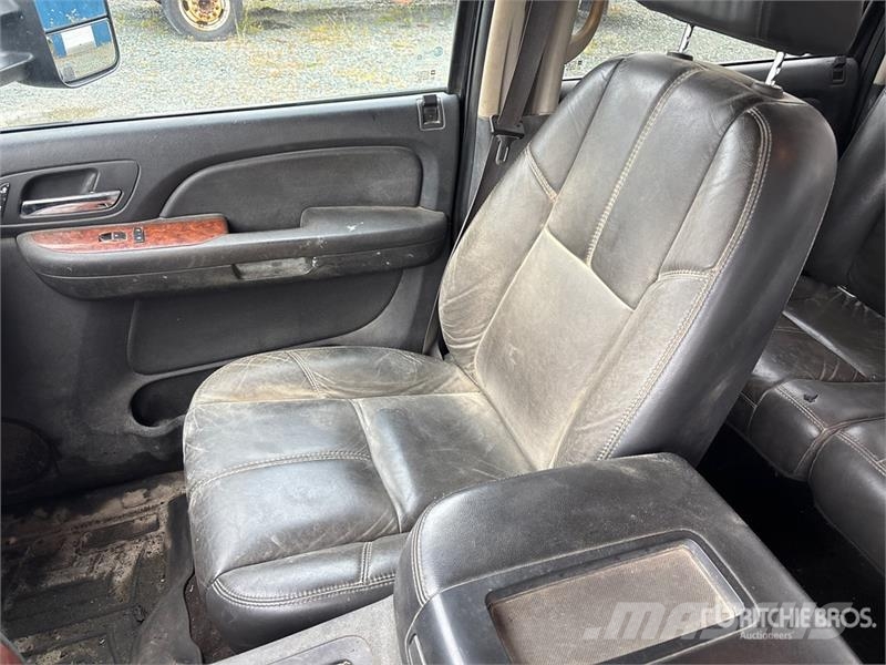 Chevrolet Silverado 3500HD 4x4 Crew Cab Cab and Chassis Hytter och interiör