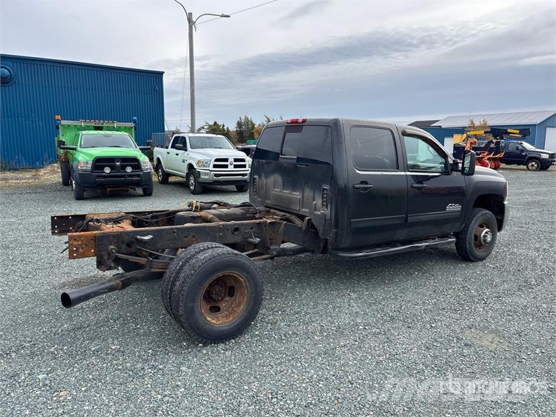 Chevrolet Silverado 3500HD 4x4 Crew Cab Cab and Chassis Cabins and interior