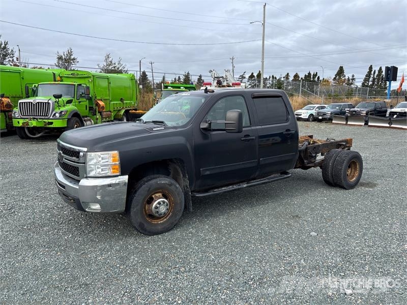 Chevrolet Silverado 3500HD 4x4 Crew Cab Cab and Chassis Cabins and interior