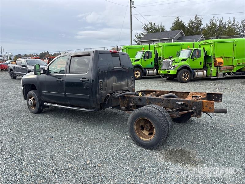 Chevrolet Silverado 3500HD 4x4 Crew Cab Cab and Chassis Cabins and interior