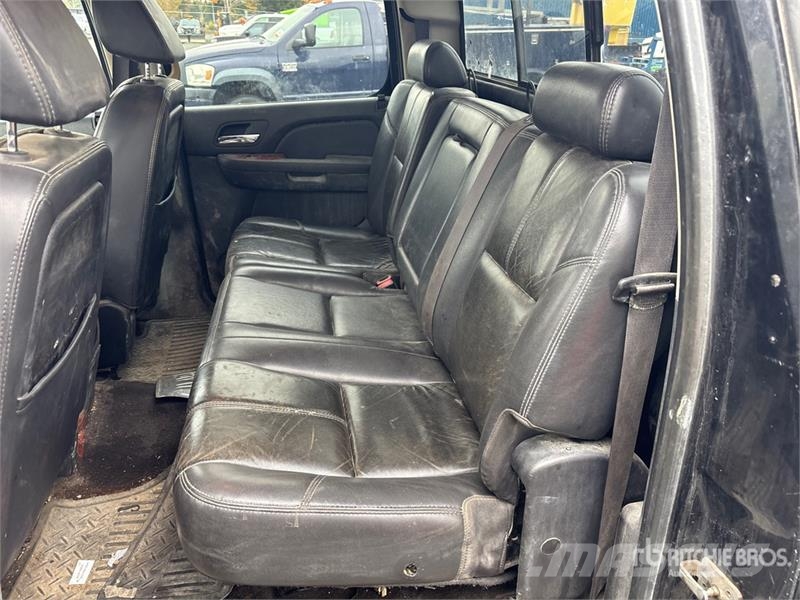 Chevrolet Silverado 3500HD 4x4 Crew Cab Cab and Chassis Hytter och interiör