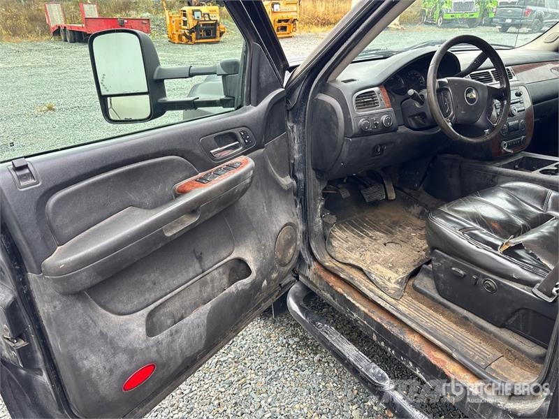 Chevrolet Silverado 3500HD 4x4 Crew Cab Cab and Chassis Hytter och interiör