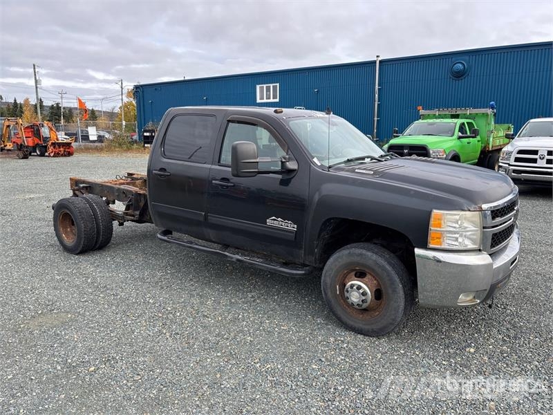 Chevrolet Silverado 3500HD 4x4 Crew Cab Cab and Chassis Cabins and interior