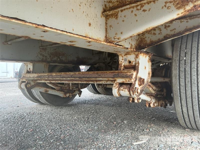 Eager Beaver 18160 lb 27 ft T/A Flatbed Trailer Plataforma plana/laterales abatibles