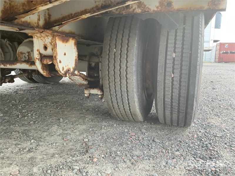 Eager Beaver 18160 lb 27 ft T/A Flatbed Trailer Plataforma plana/laterales abatibles