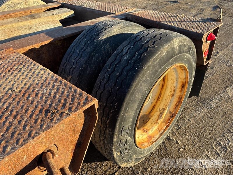 Eager Beaver Tri/A Removable Gooseneck Lowboy Trailer 平板拖车