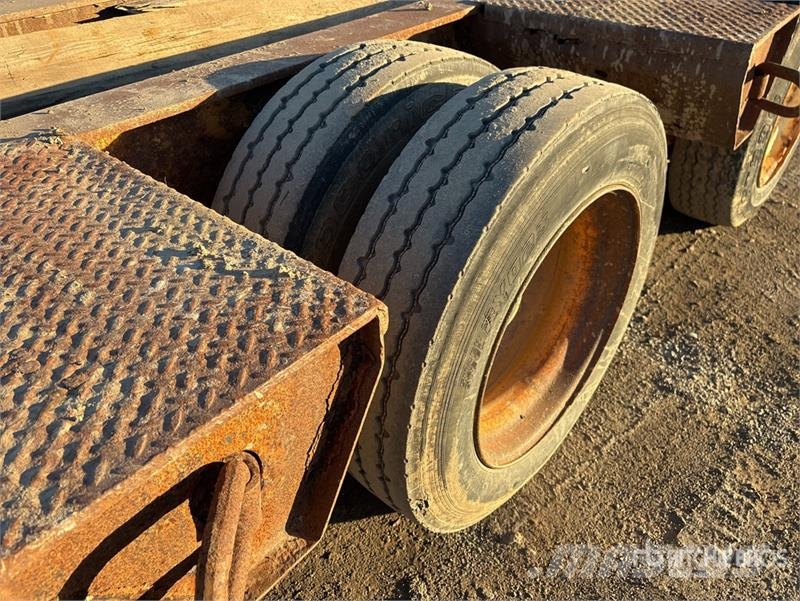 Eager Beaver Tri/A Removable Gooseneck Lowboy Trailer 平板拖车