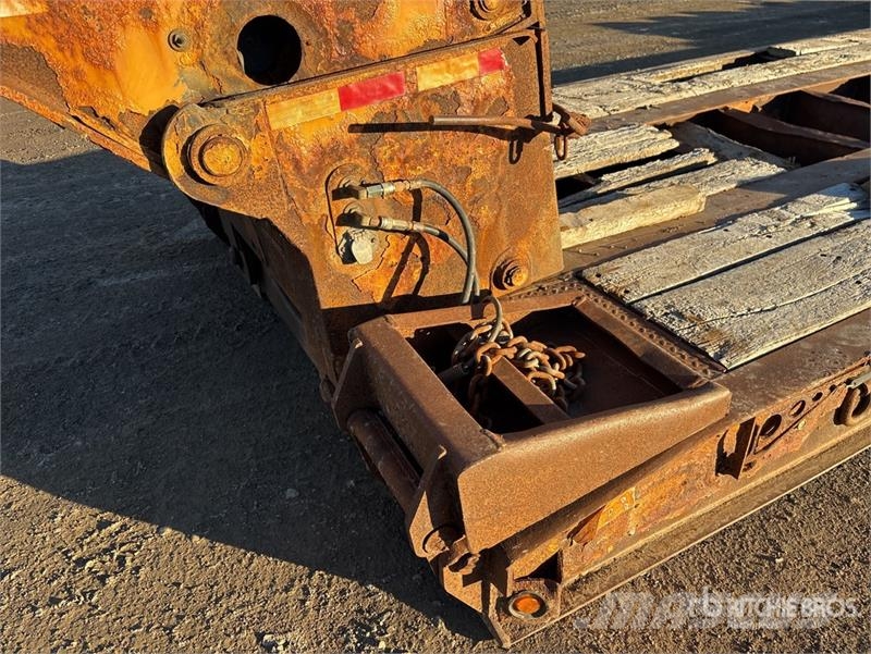 Eager Beaver Tri/A Removable Gooseneck Lowboy Trailer 平板拖车