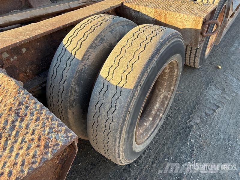 Eager Beaver Tri/A Removable Gooseneck Lowboy Trailer 平板拖车