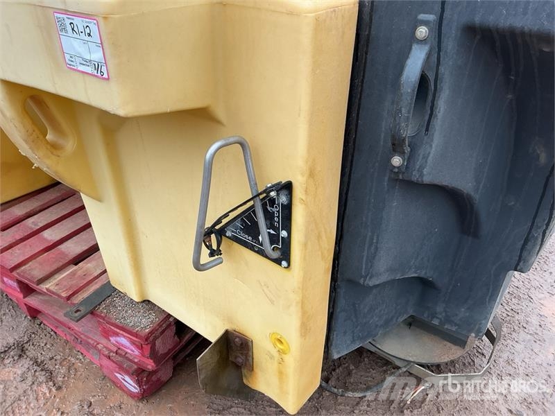Fisher Poly Caster Salt Spreader - Fits Truck Posipači soli i peska