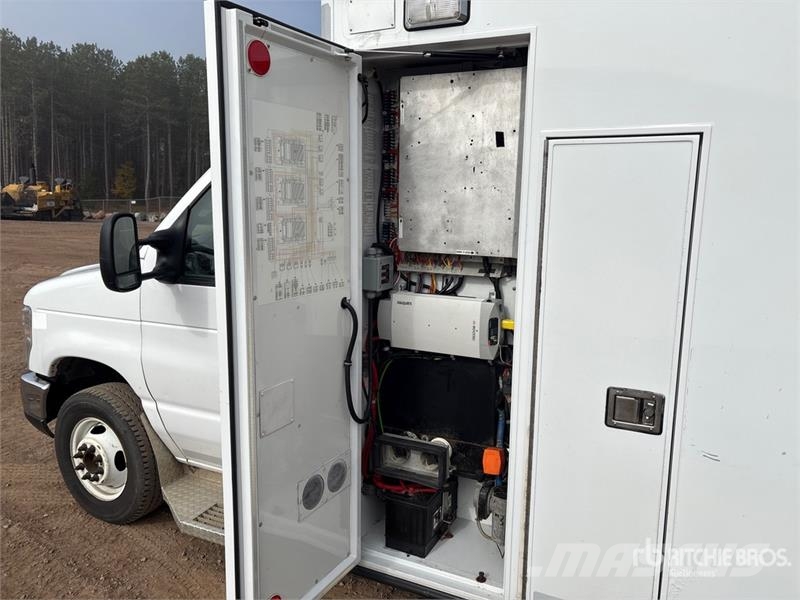 Ford E-350 Ambulance